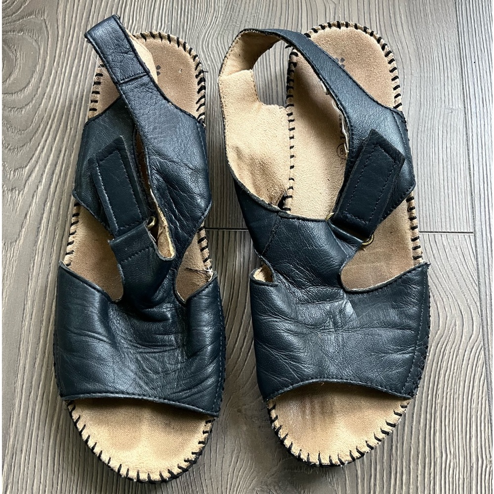 Naturalizer navy blue, size 8N sandals.  Incredibly comfortable and lightweight